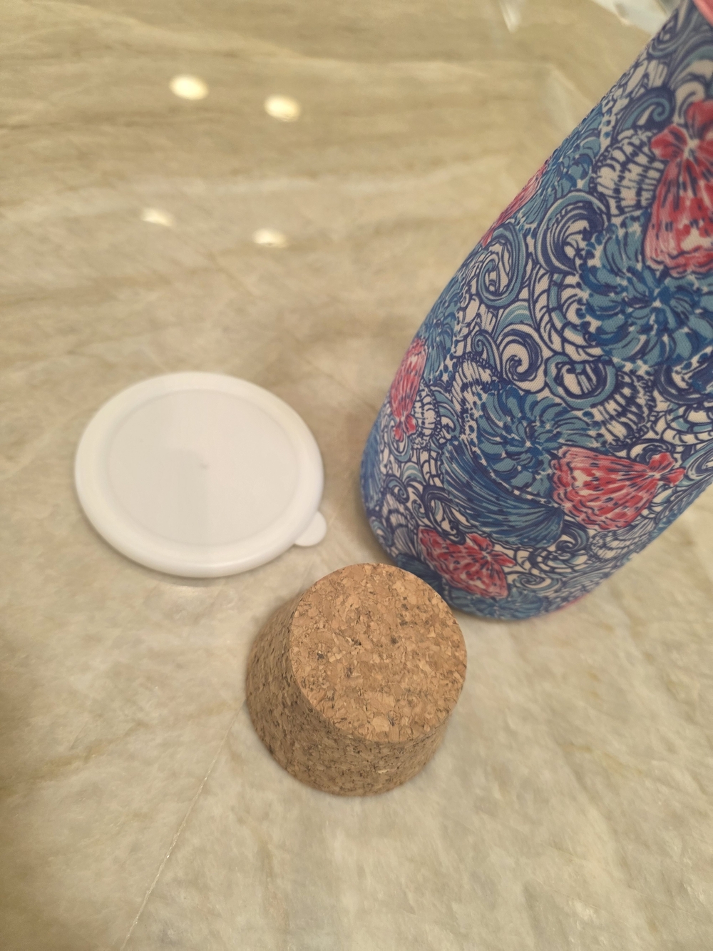 Lilly Pullizer - Bottle &  Neopren Sleeve (Pink Trim and Blue Floral Pattern) - Picture 4 of 6